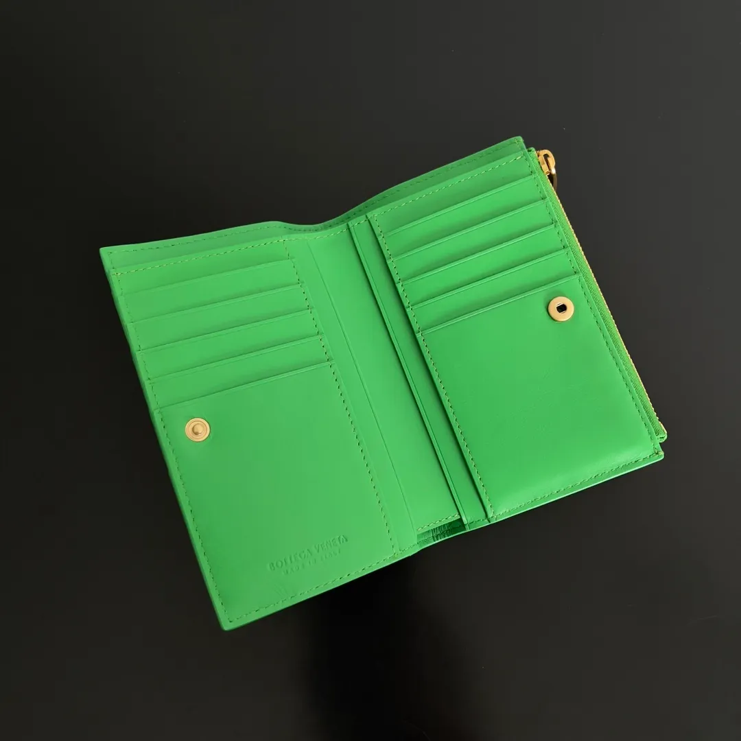 Batch 960 of BOTTEGA VENETA’s new woven small wallets are now shipping! ! ! 🥰🥰Made of carefully selected first-layer sheepskin fabric, this small luxury wallet has an elegant appearance and is also full of practicality. It can store change, driver's license and various cards at the same time. It is so small that it can be put in your pocket and carried with you. It is really convenient [Applause][Applause] Style No.: 667468 Size: 14.5*9.3*2cm